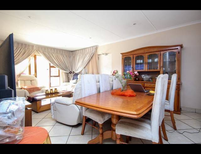 3 BEDROOM TOWNHOUSE FOR SALE IN THATCHFIELD